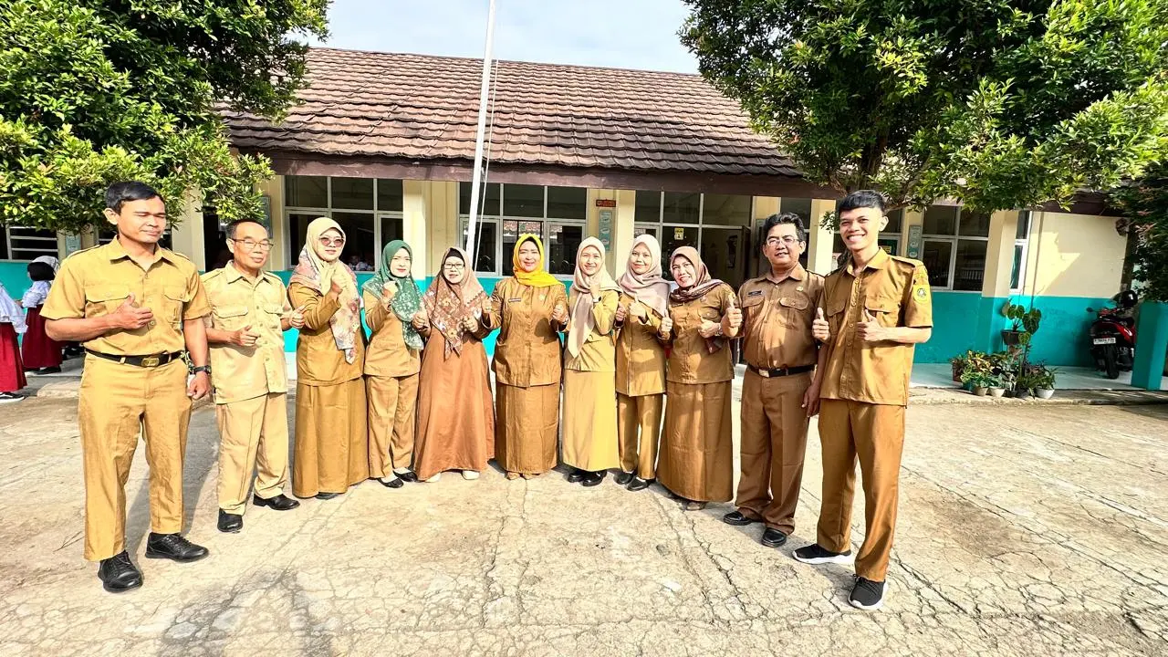 Foto Bersama Seluruh Pendidik SDN Bantarkambing 03