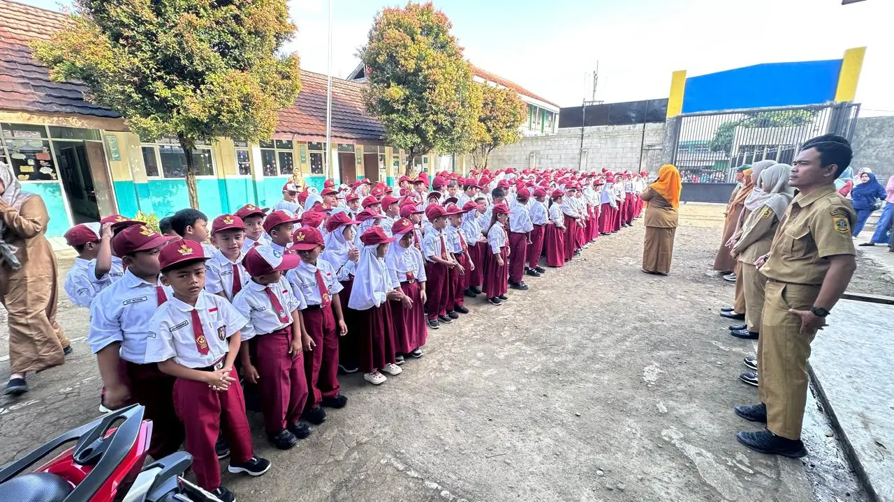 Ketertiban Barisan Siswa Saat Apel Pagi