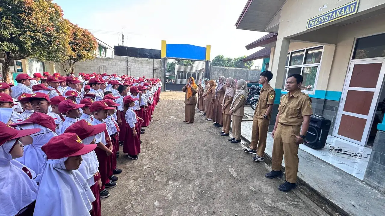 Penyampaian Program Sekolah Saat Apel Pagi
