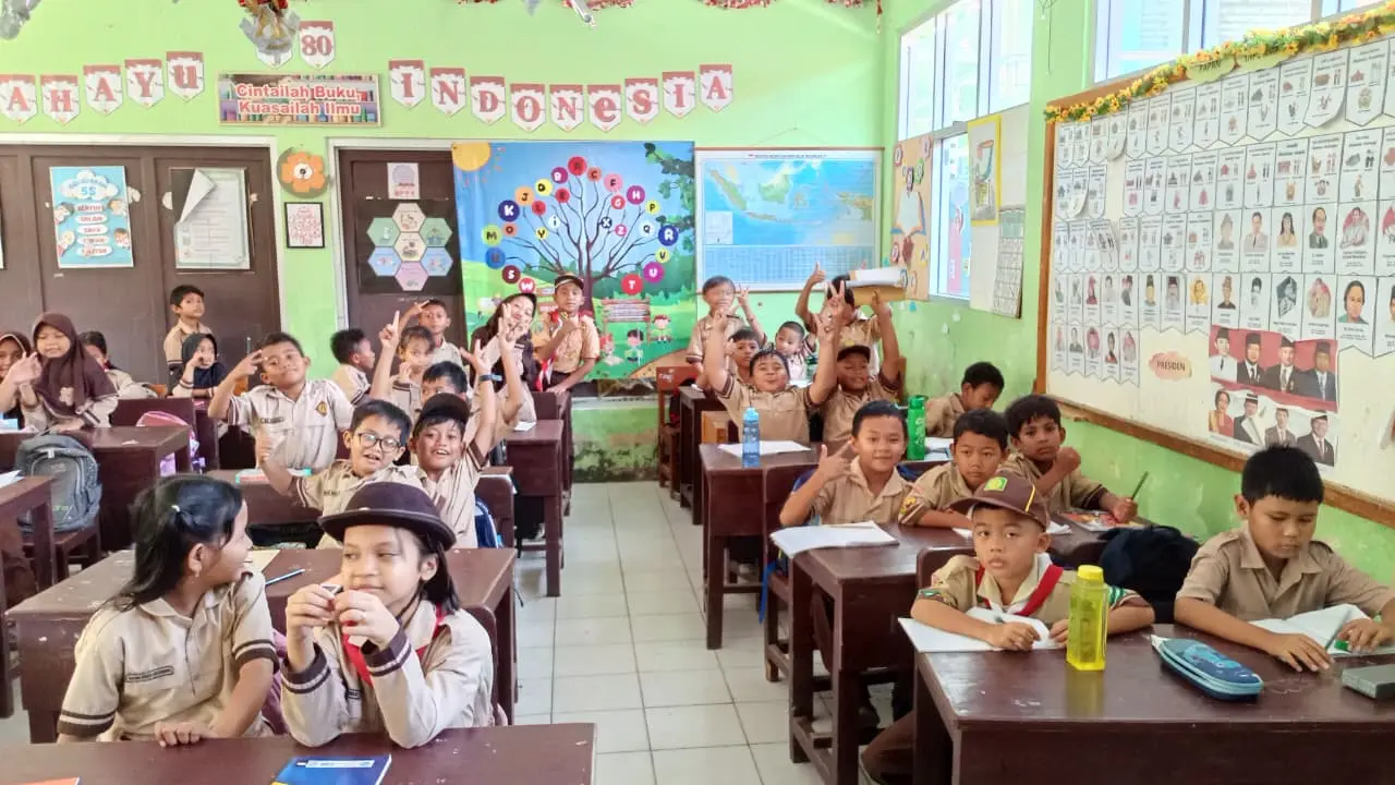 Latihan Ekstrakurikuler Kepramukaan di Ruang Kelas
